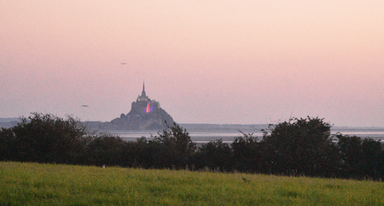 Campagne avec vue sur le mont saint michel pendant coucher de soleil