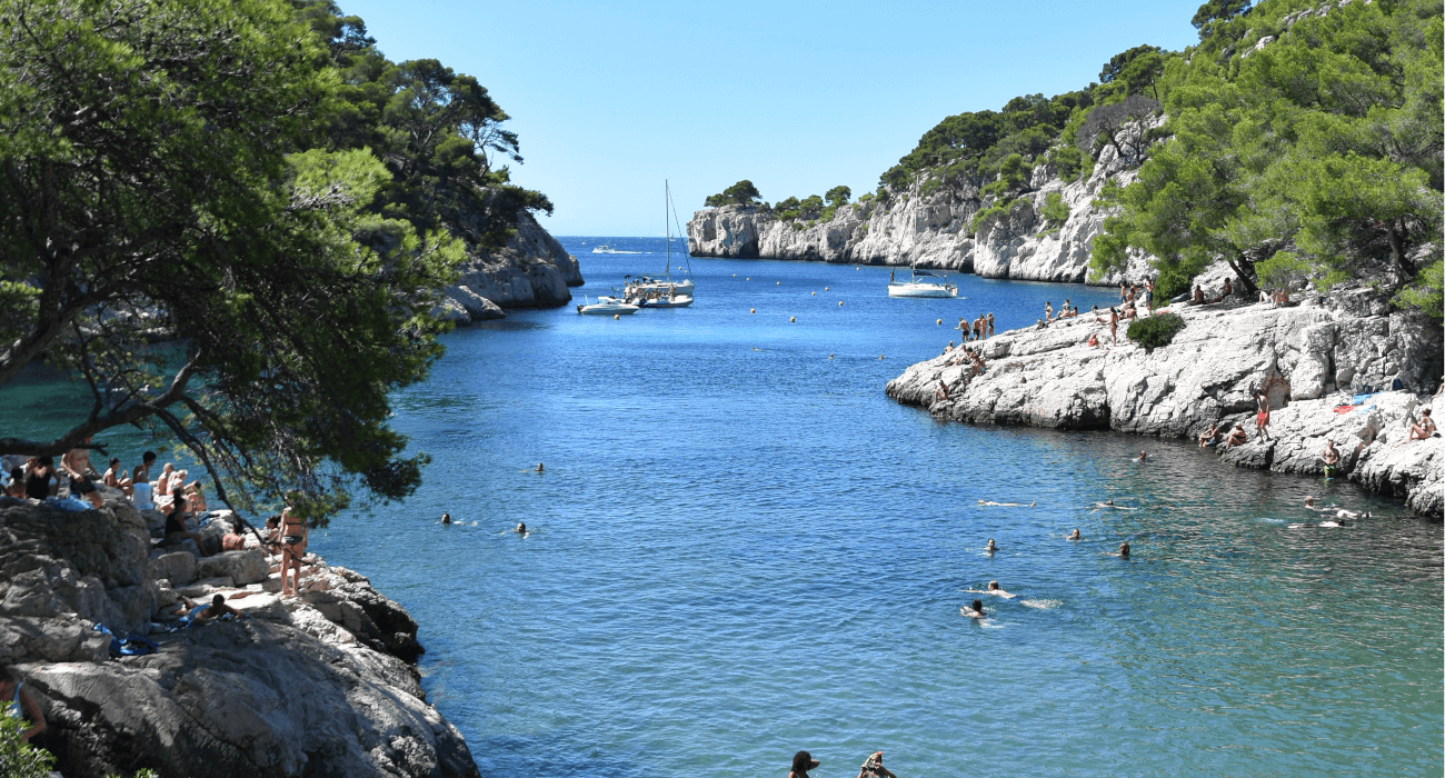 Calanque de Port-Pin avec des nageurs