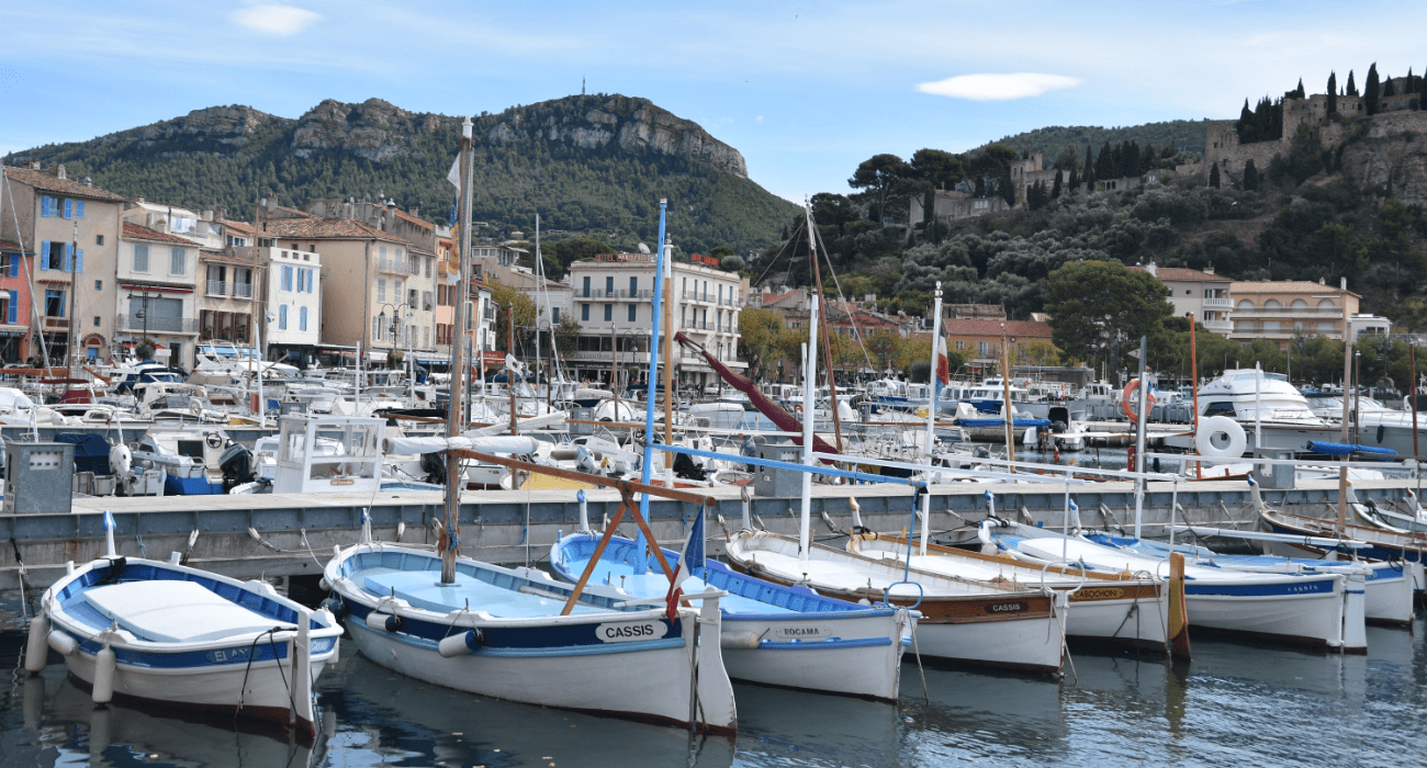 Les barques et le village de Cassis
