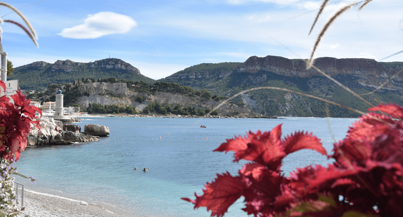 Une des plages de Cassis avec son phare