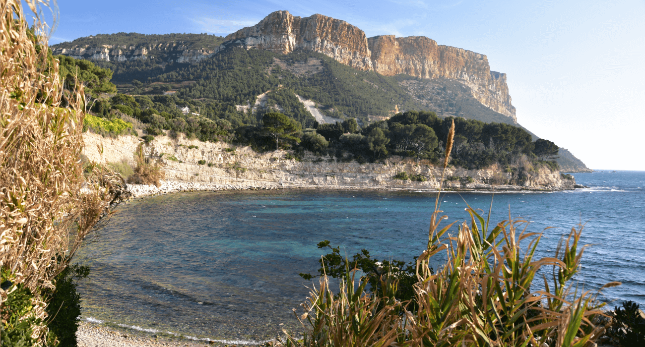 Petite plage de Cassis avec vue sur le Cap Canaille