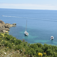 Voilier et eau turquoise