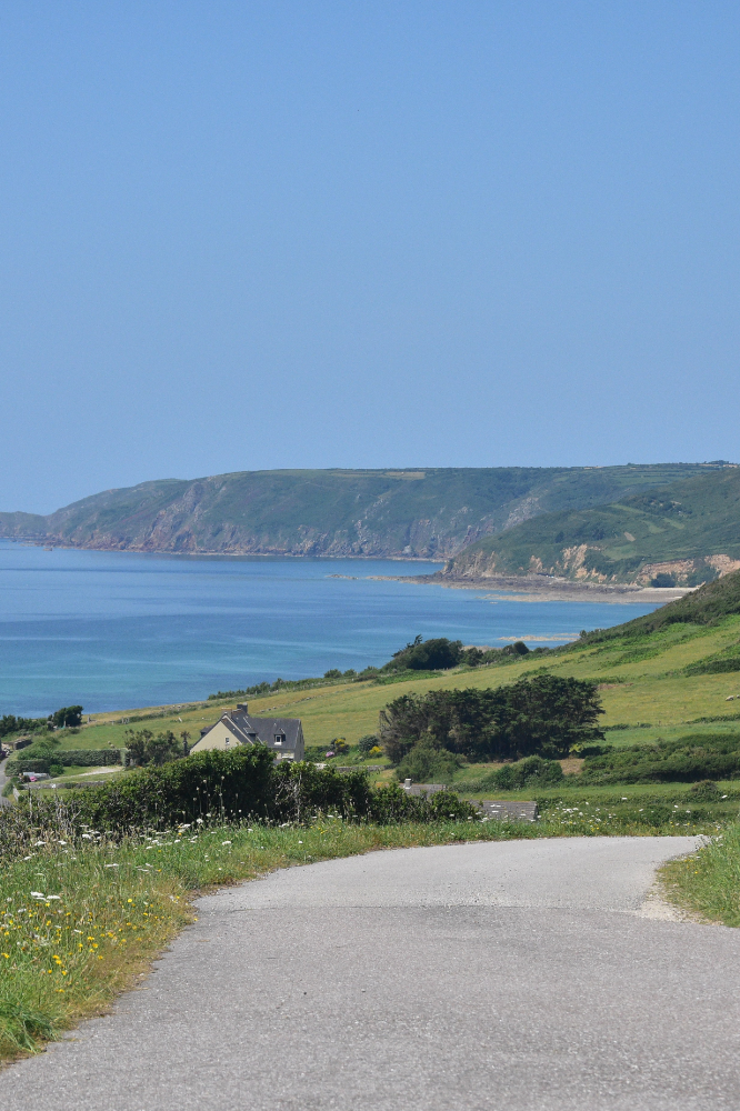 Route avec des falaises et la mer en Normandie