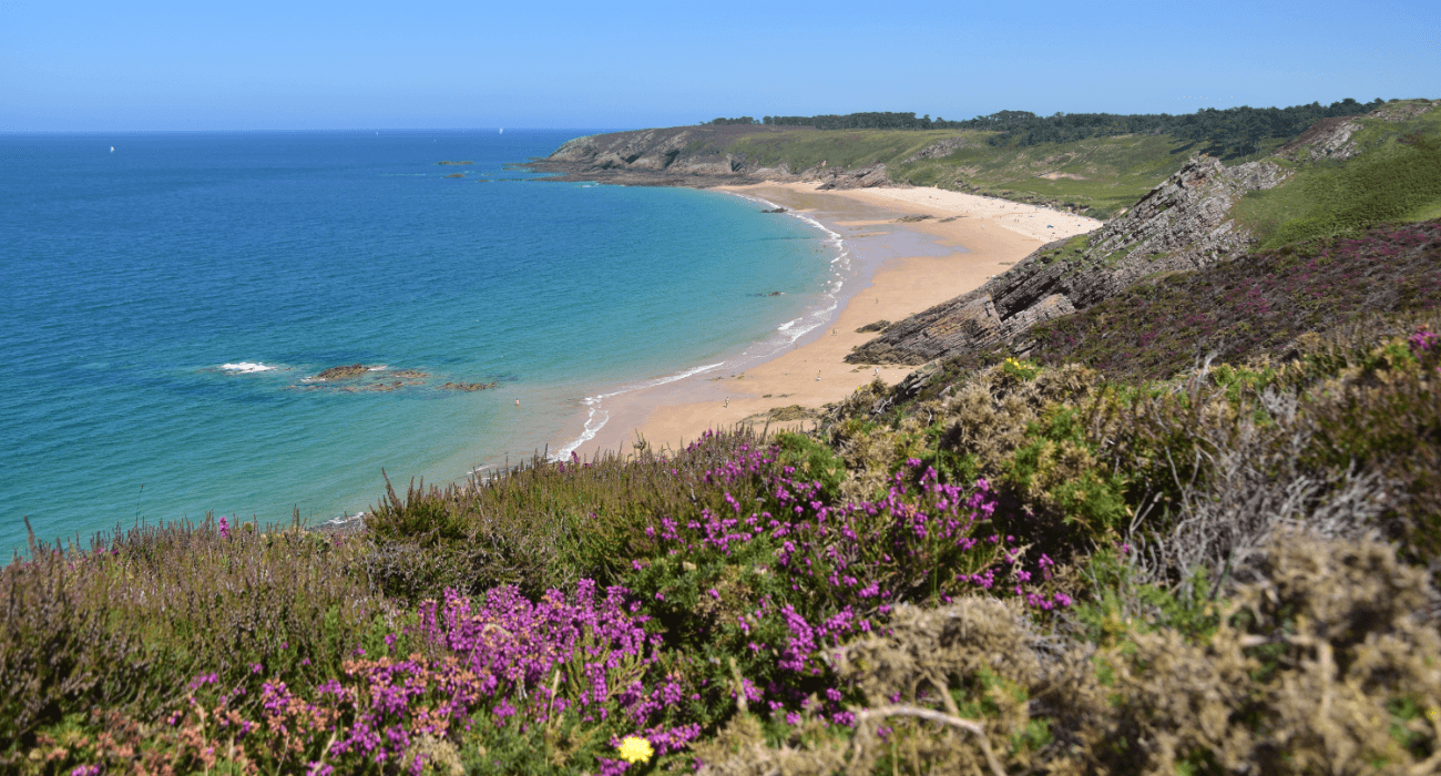 Vue sur la plage d'Erquy depuis le GR