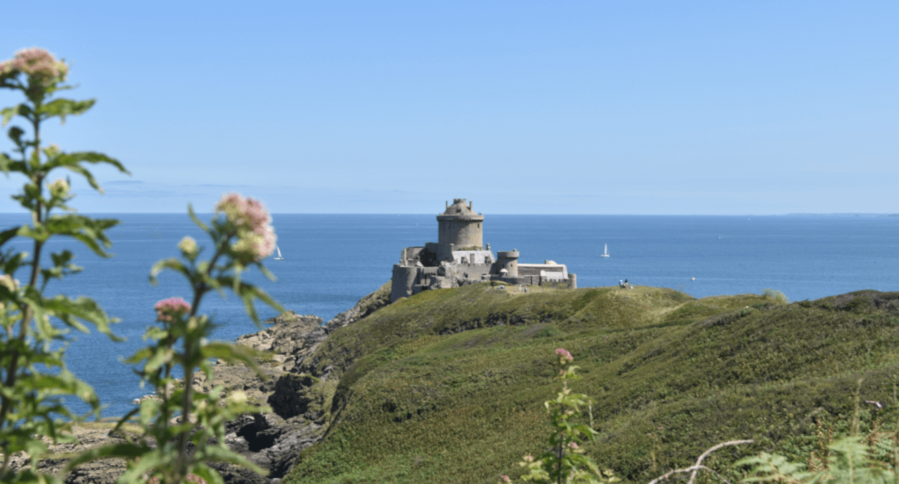 Vue sur Fort La Latte depuis la randonnée du GR