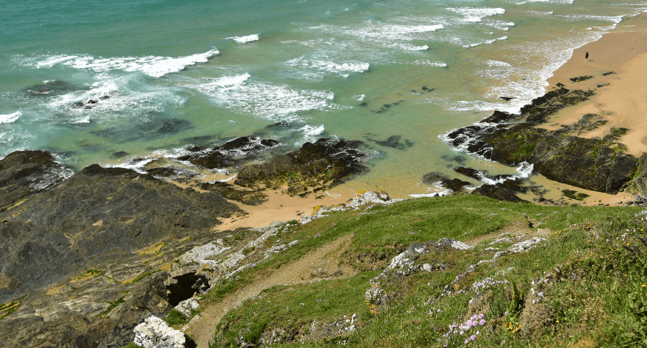 Zoom sur la plage et les falaises