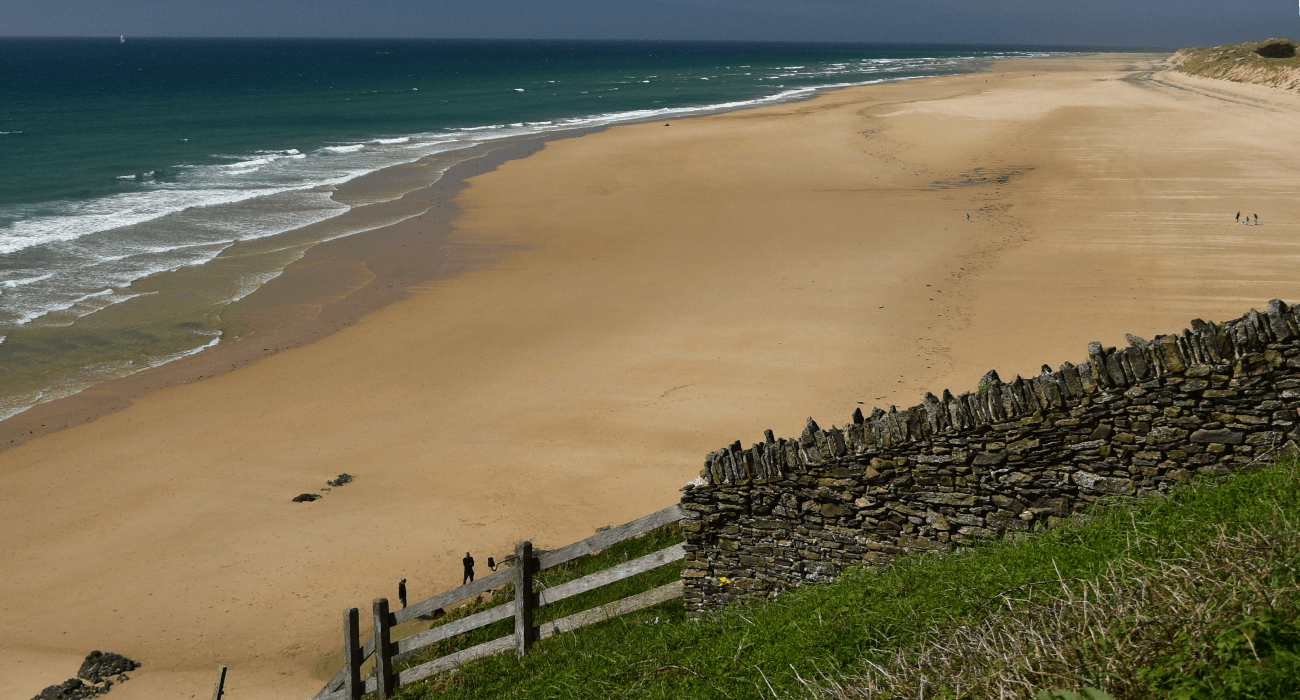 Plage de sable Barneville-Carteret avec mur en pierres