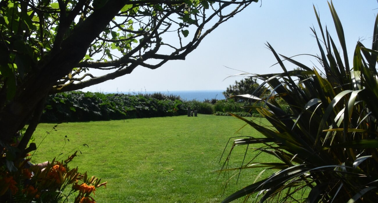 Vue sur la mer depuis le jardin botanique de Vauville