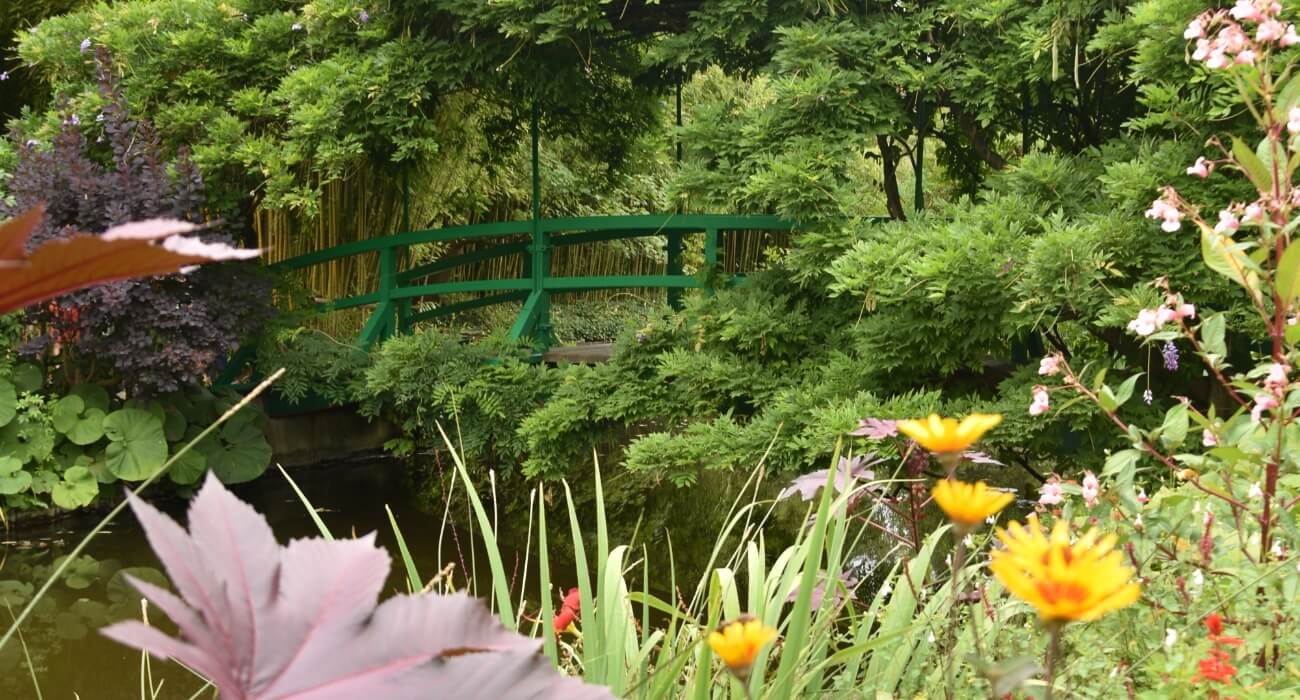 Pont fleuri du jardin de Monet en Normandie