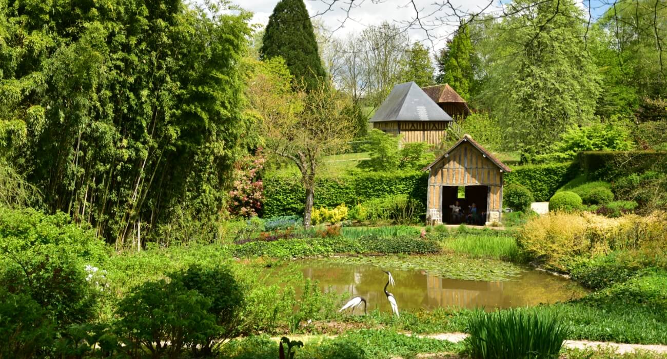 Vue sur l'étang du jardin du pays d'auge