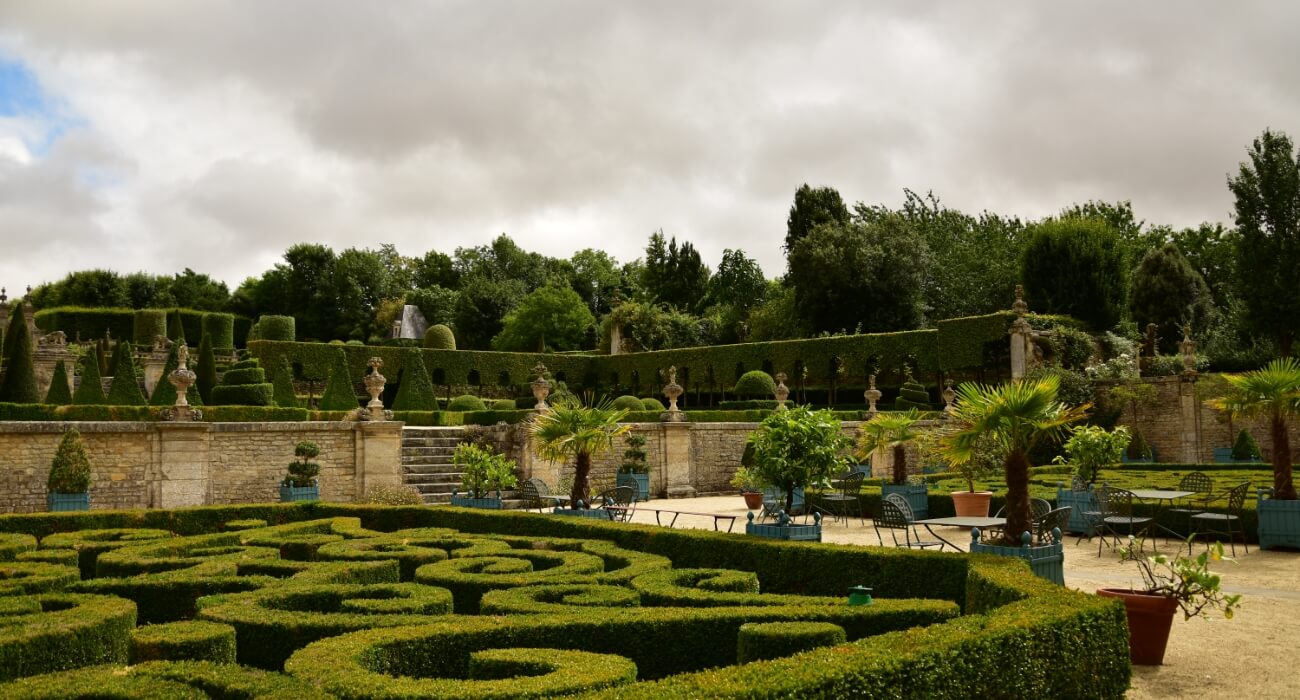 Terrasse du jardin du château de Brécy